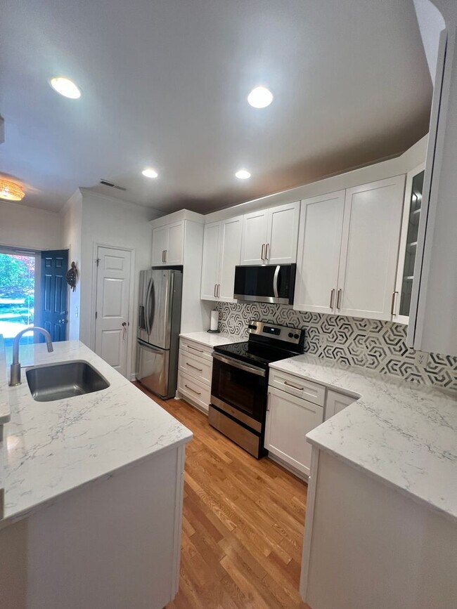 Building Photo - 1600 Sturdivant Dr