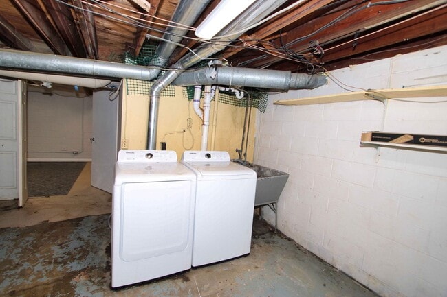 Building Photo - 4 Bed 2 Bath House for Rent