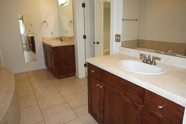 Building Photo - Spectacular SW Liar Hill 3 bedroom Townhouse