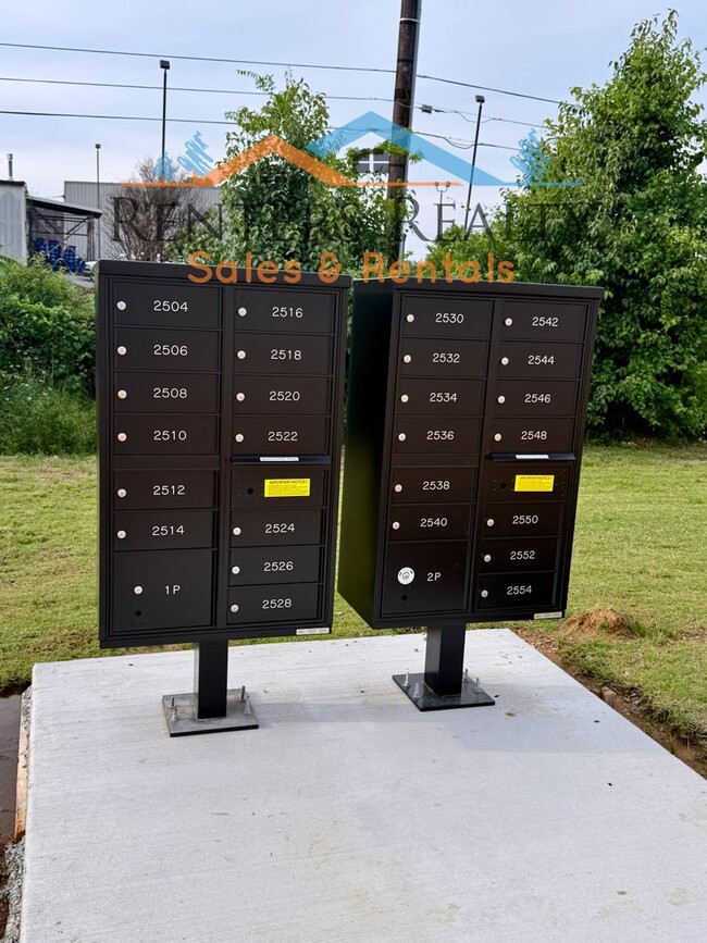 Building Photo - Stunning 2 Bedroom with Courtyard