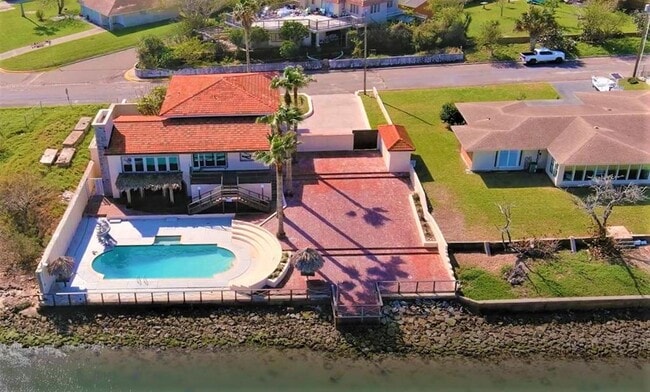 Building Photo - 602 N Shore Dr E