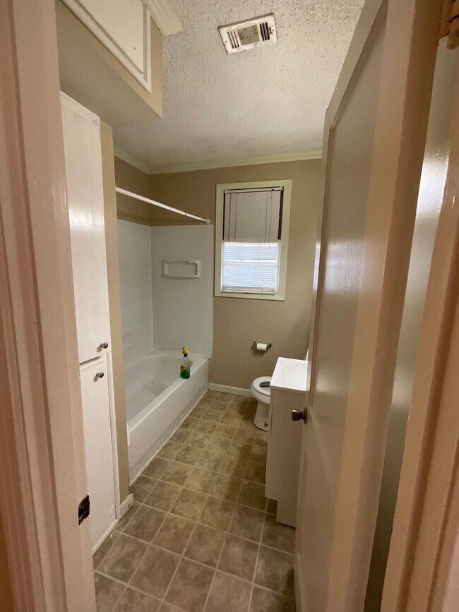 Building Photo - 901 Dennis Ave