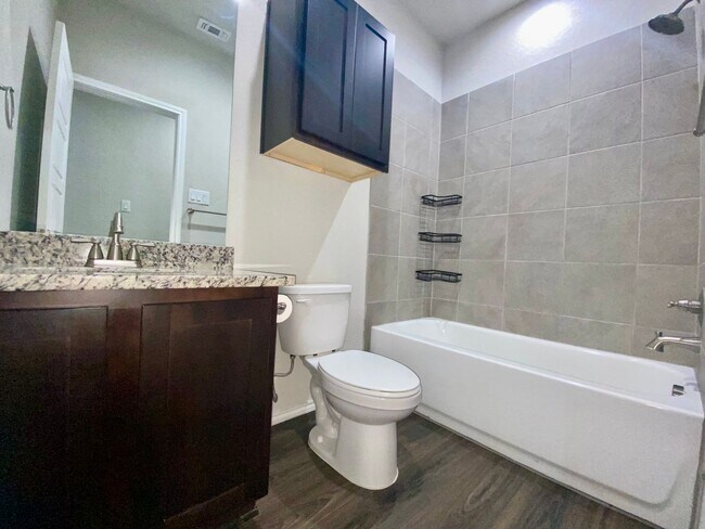 Building Photo - Luxury Duplex 3/2 in New Braunfels
