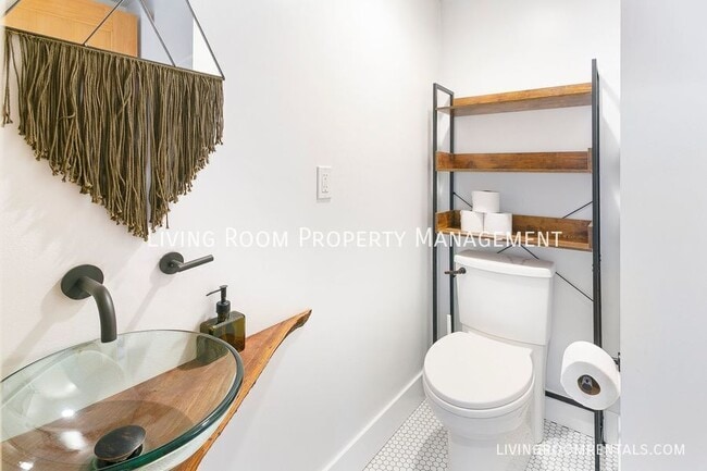 Building Photo - 8616 N Swenson-