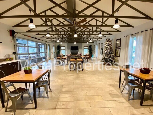 Building Photo - 3134 E La Avenida Dr