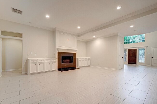 Building Photo - 2115 Foreland Dr