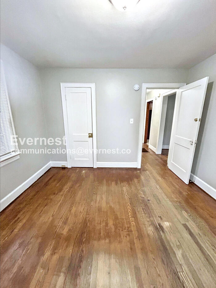 Building Photo - 1715 Longview Dr