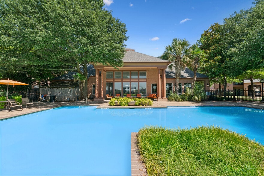 Building Photo - Blue Lake Villas