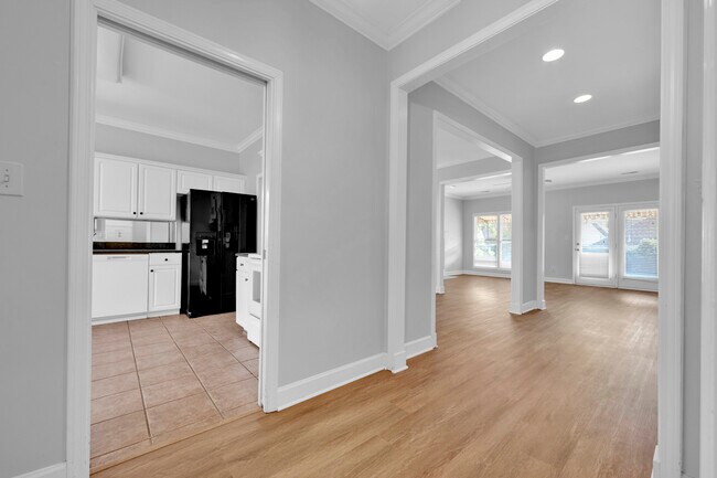 Building Photo - 310 Willow Crest Ln