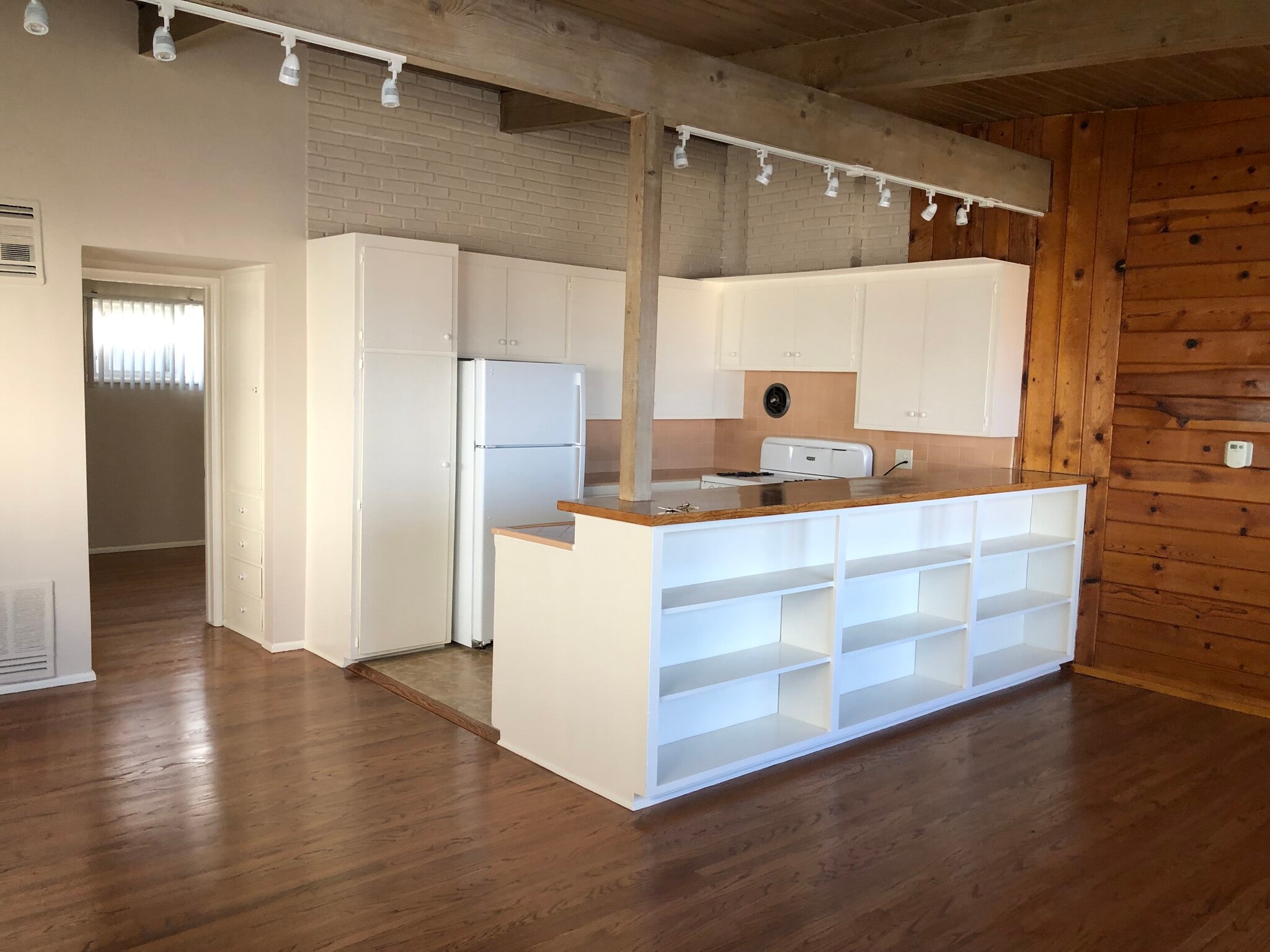 Building Photo - 3802 The Strand