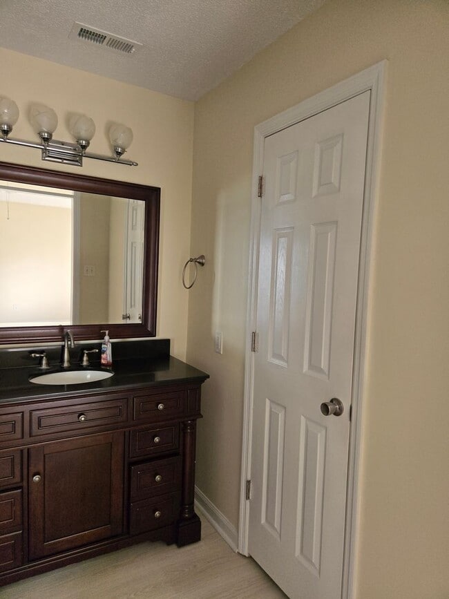 Building Photo - Charming 3-Bedroom Home in Hunters Creek – Pet Friendly & Great Amenities!