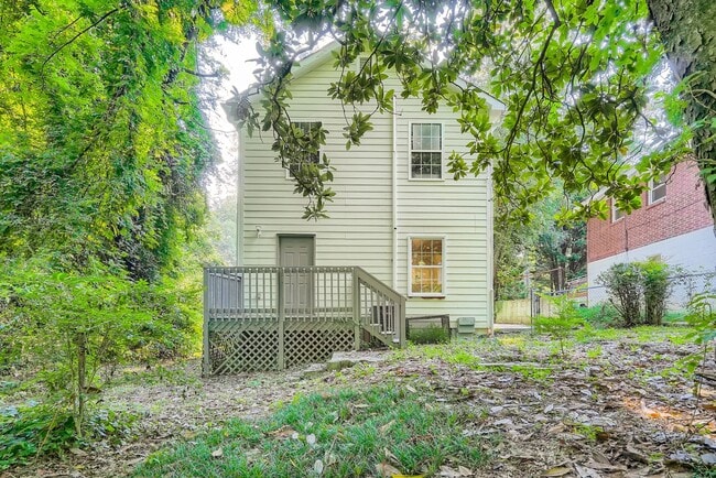 Building Photo - Affordable 2 Story Home - Fresh Paint - New flooring Large Lot - Close to Downtown Atlanta