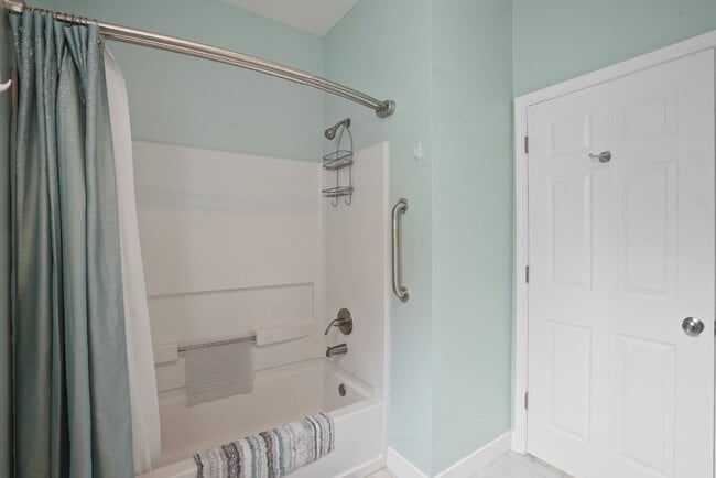 Building Photo - 211 Hampton Cir