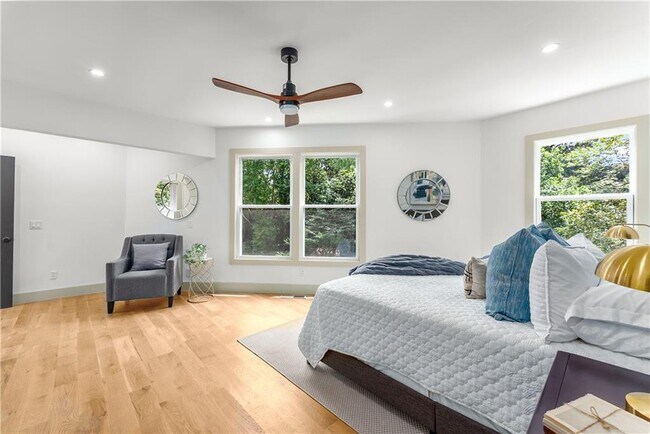 Building Photo - 335 Eureka Dr NE