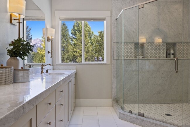 Building Photo - 5976 Woodshire Ln