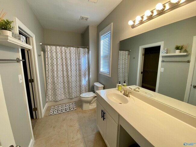 Building Photo - 1111 Pegasus Dr NW