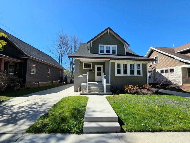 Building Photo - 921 Bell Ave