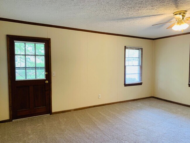 Building Photo - Wow, great location, newly renovated, 4 beds/2 bath, private fenced yard, sun room/office, must see!