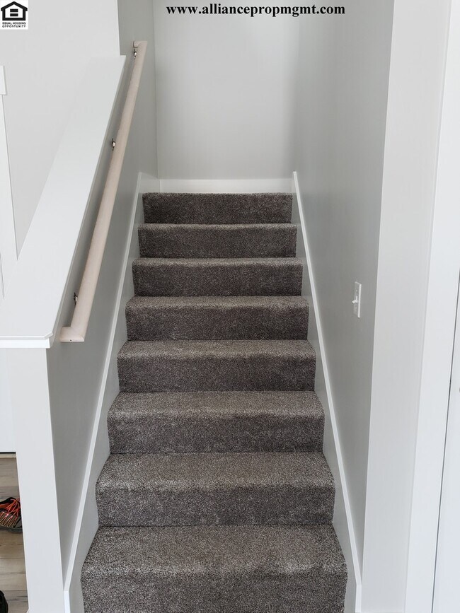 Building Photo - Beautiful Large 4bd/2.5ba 2332sqft home in The Lakes Subdivision