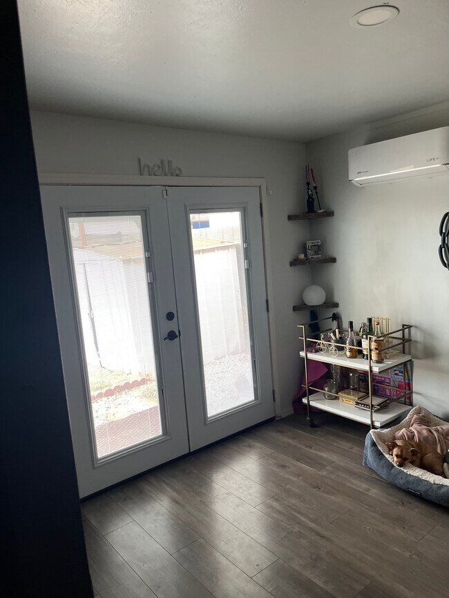 Building Photo - 1506 E Clarendon Ave