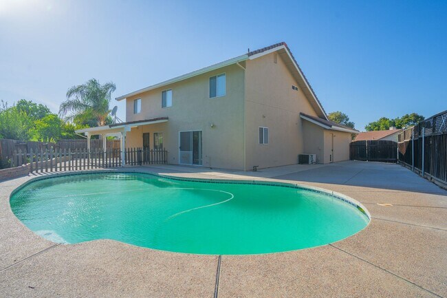 Building Photo - BEAUTIFUL 4 BEDROOM HOME WITH SWIMMING POOL!