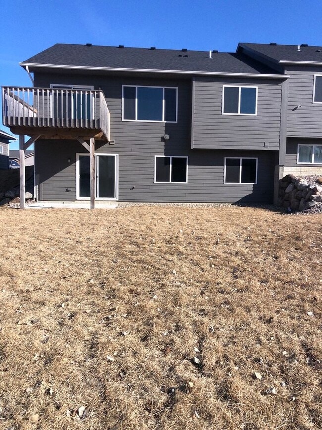 Building Photo - Spacious, Modern East Side Town Home