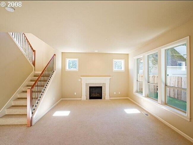 Building Photo - Beautiful 4 Bedroom Home In Garden Home Area!