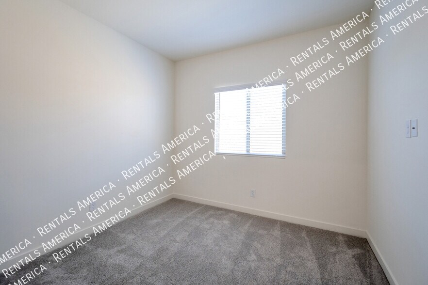 Building Photo - 614 E Diamond Dr