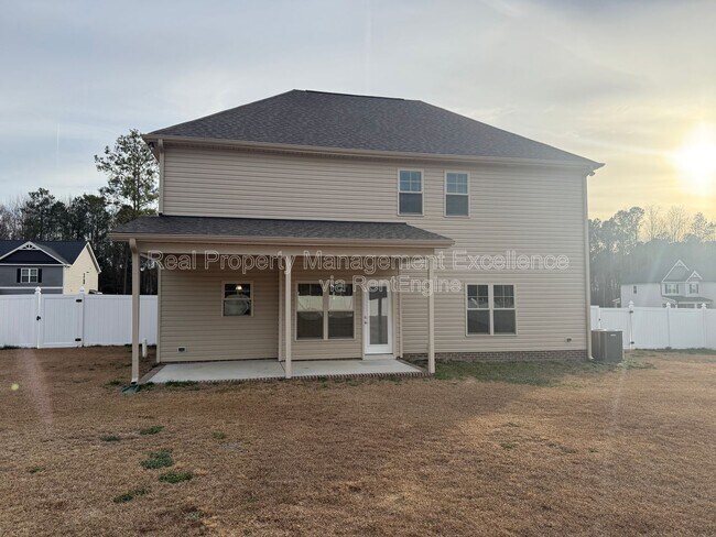 Building Photo - 432 Fallingbrook Dr