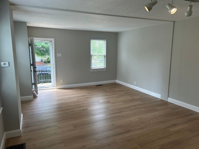 Building Photo - Large Home in Lindenwood Park