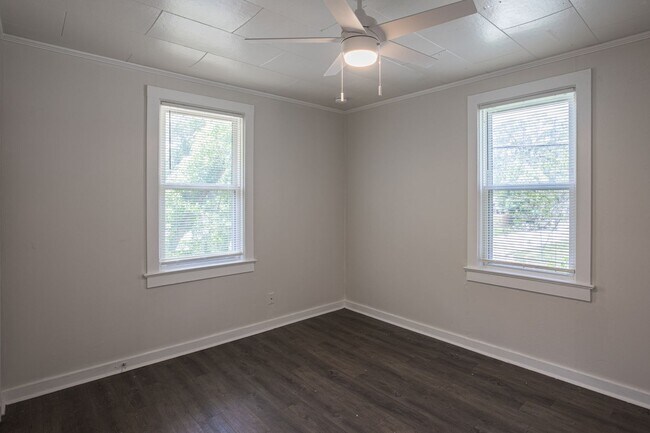 Building Photo - Spacious 3 bedroom, 1 Bathroom Upper Level Duplex Apartment