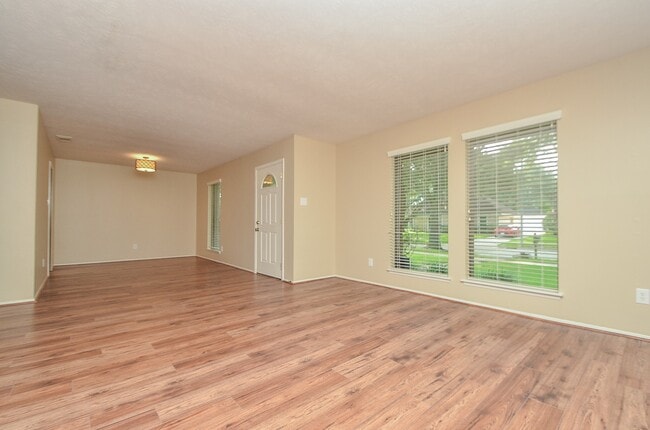 Building Photo - 3027 Colonial Dr