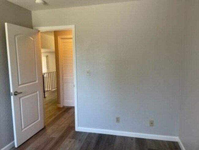 Building Photo - -Spacious 4 Bed 2.5 Bath, House, with Hew Hardwood Floors throughout -