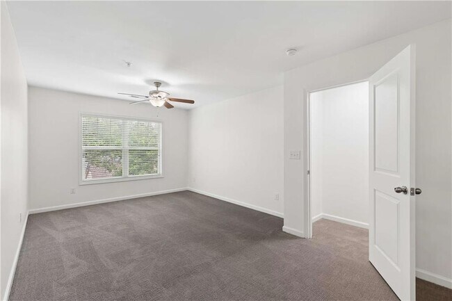 Building Photo - 3377 Vintage Cir SE