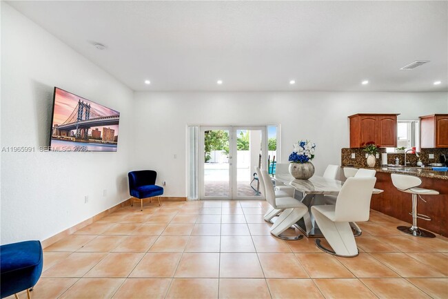 Building Photo - 1205 SE 7th Ct