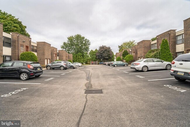 Building Photo - 611-15-615 Roxborough Ave