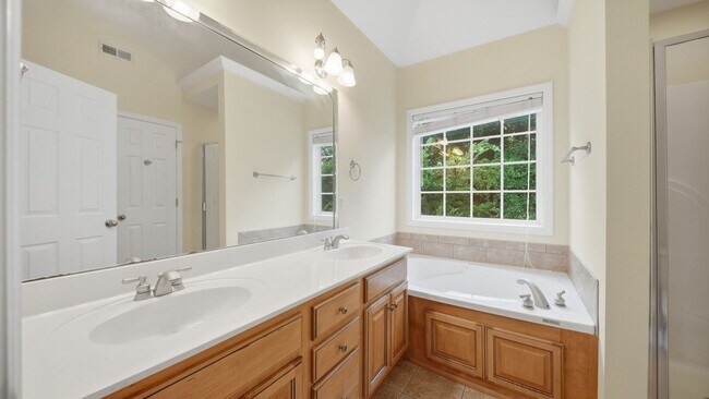 Building Photo - 3 bed, 2.5 East Brainerd Home Available NOW!