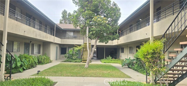 Building Photo - 540 E 7th St