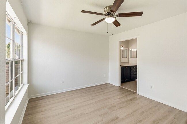 Building Photo - 9157 Lee Vista Blvd