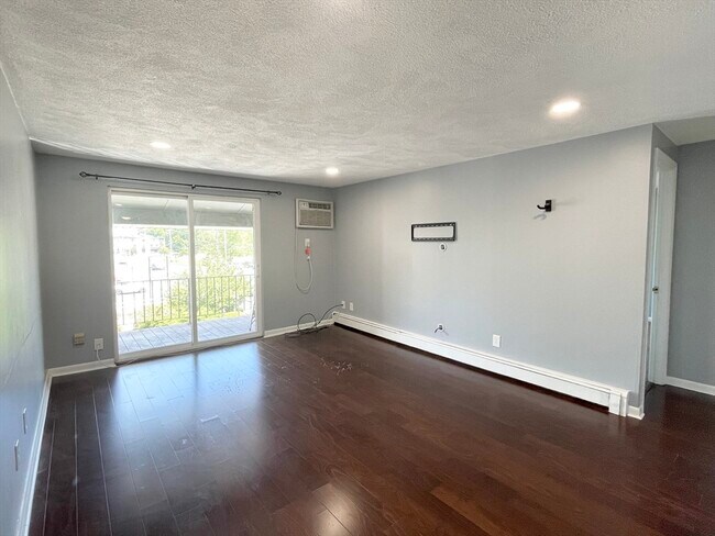 Building Photo - 4 Woodcrest Ct