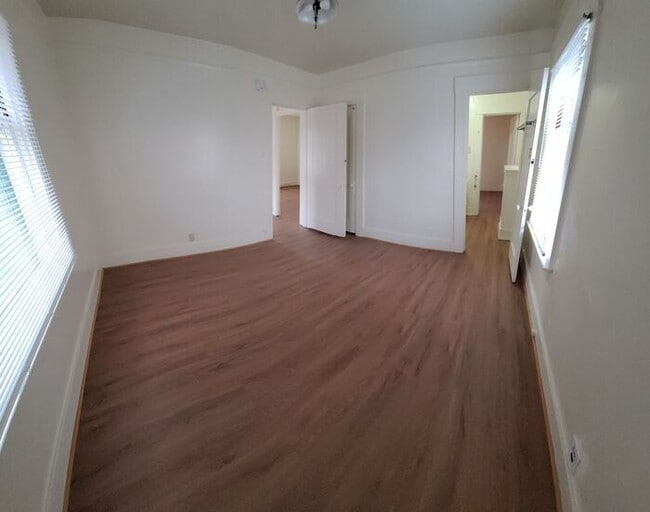 Building Photo - 2 bed 1 bath 1 car garage home cottage in ...