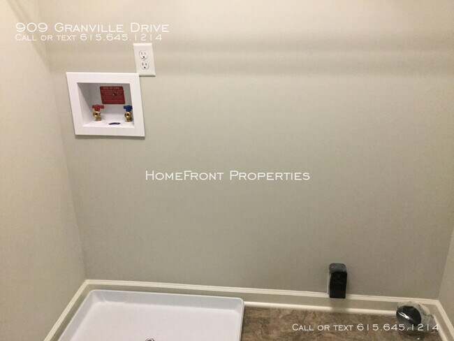 Building Photo - 3 BD, 3 BA Townhome: Triple Blackman Schools