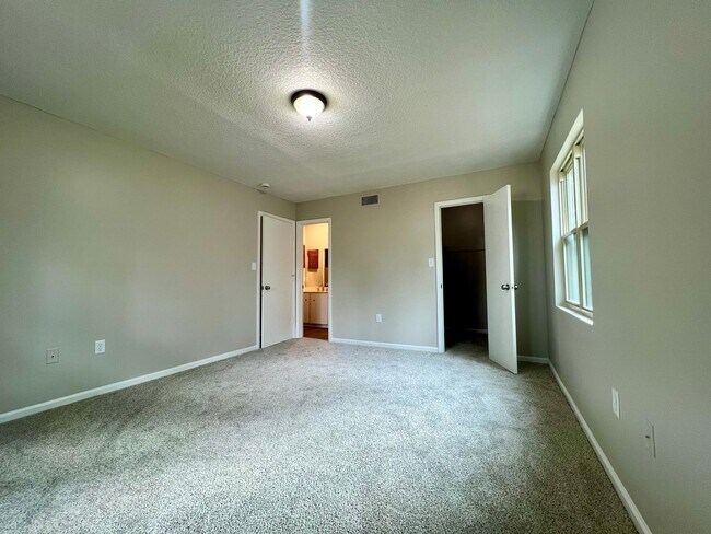 Building Photo - AVAILABLE NOW! (No Pets)