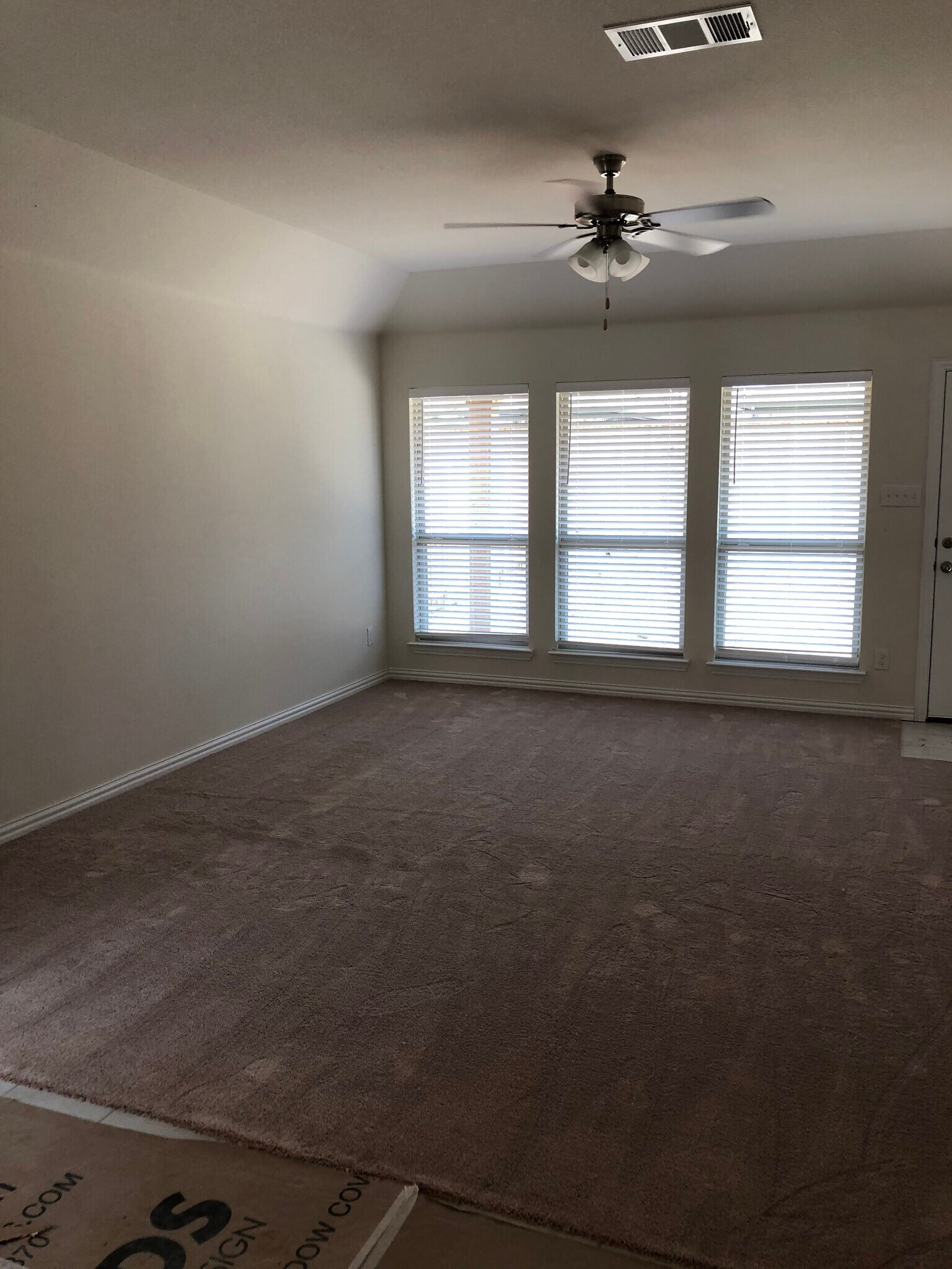 lots of space for entertaining or hanging out with family - 6214 Heron Dr