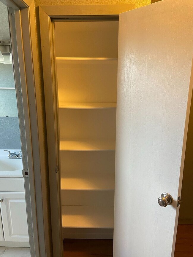 Building Photo - Stunning 2 Bed/2 Bath Townhome near Ft Carson!