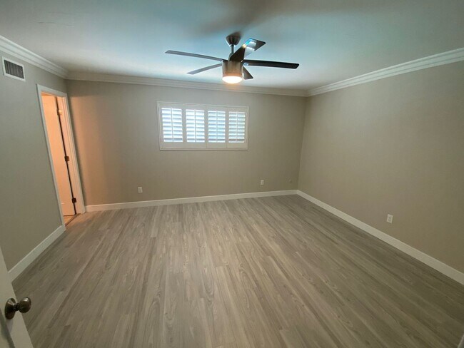 Building Photo - Newly Renovated 4BD/2BA w/ POOL!!