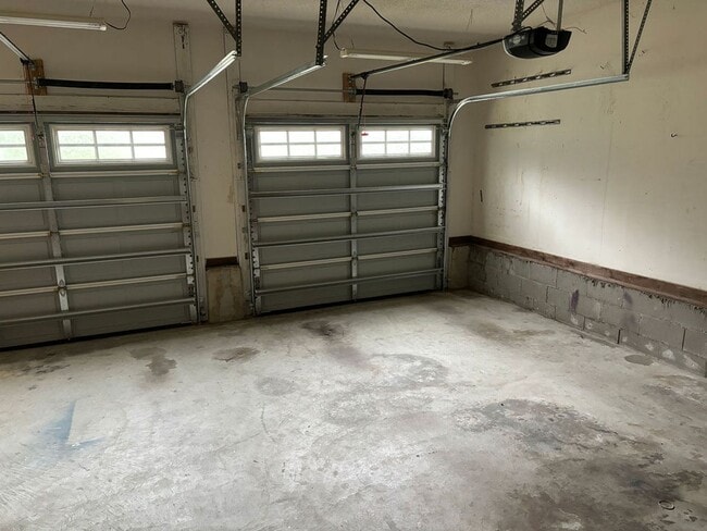 Building Photo - Available August 18th. REMODELED 3 BR/2 BA...