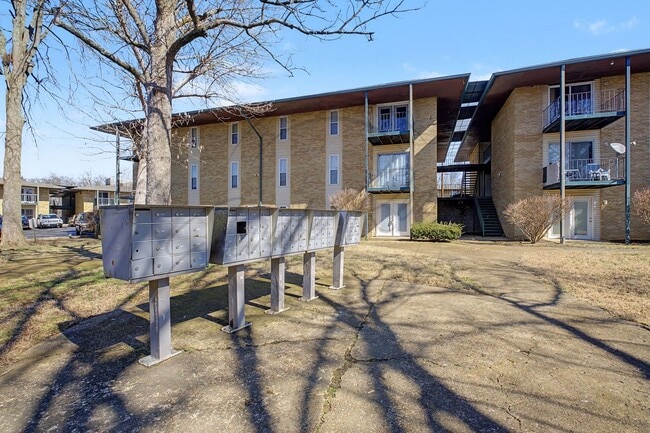 Building Photo - Two Bedroom Condo, 2nd Floor, across from Madison Park with stackable washer/dryer!