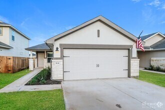 Building Photo - 5132 Saddle Clb Dr