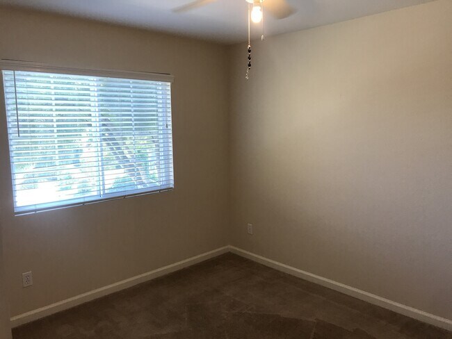 Building Photo - Beautiful 4 Bedroom, 2.5 Bath Master BR downstairs Tracy Home